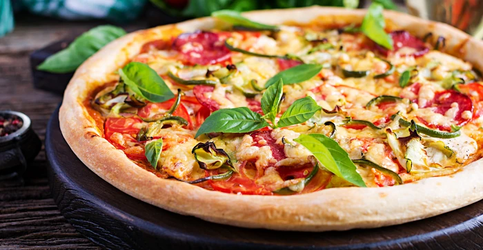 Pizza włoska prosto z pieca
